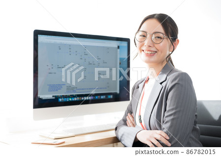 坐在電腦前的女工程師 坐在電腦前的女工程師 86782015