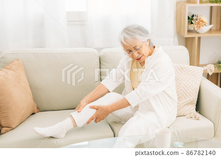 Elderly woman with calf pain 86782140