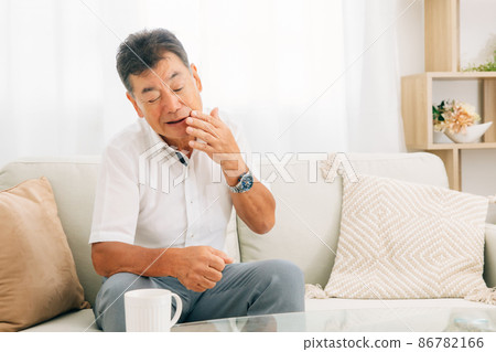 Elderly man at home (mouth) Elderly man at home (mouth) 86782166