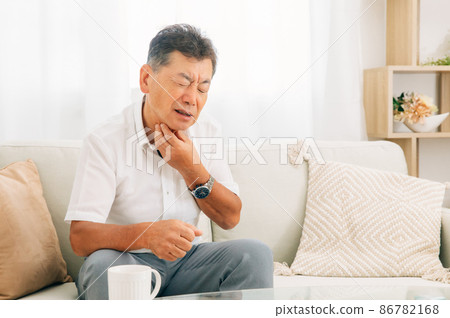 Elderly man at home (neck / throat) 86782168