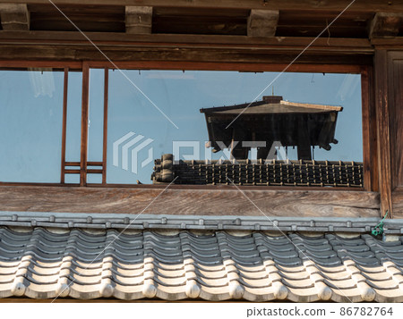The bell at the time of Koedo Kawagoe reflected in the glass 86782764