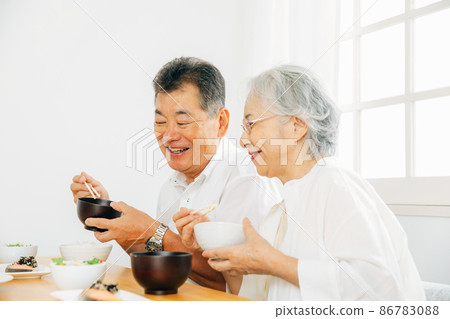 老年男女吃飯 86783088