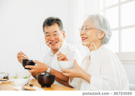 老年男女吃飯 86783089