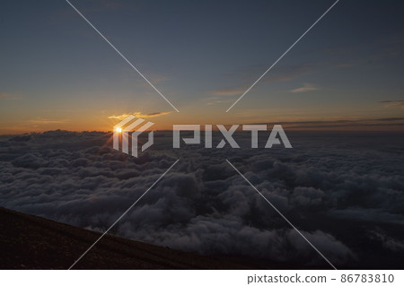 A spectacular view of the sea of clouds seen when climbing Mt. Fuji 86783810