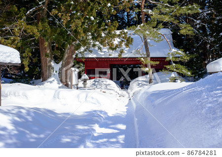 冬日陽光明媚的山形縣羽黑山瑞神門 86784281