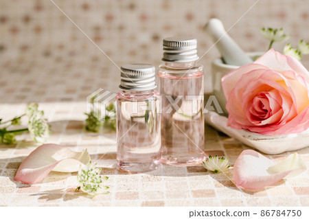 粉色化妝品和香油圖片素材 86784750