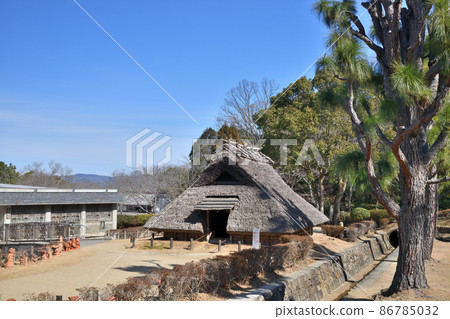 Wakayama Prefectural Kii Fudoki no Oka (pit house, museum on the left) [Wakayama City, Wakayama Prefecture] 86785032
