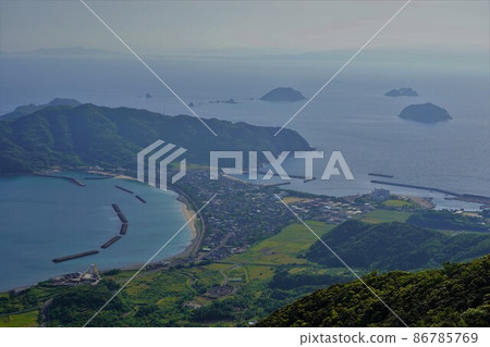 從遠處的樹頂上的托姆博洛地形 86785769