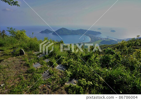 遠處樹頂的石碑和通博洛地形 86786004