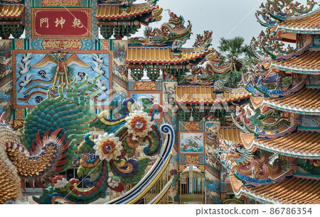 Architecture of chinese-style temple at Wihan Thep Sathit Phra Ki Ti Chaloem. 86786354