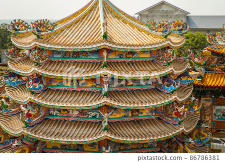 Grand roof architecture of Chinese style temple in Wihan Thep Sathit Phra Ki Ti Chaloem. 86786381