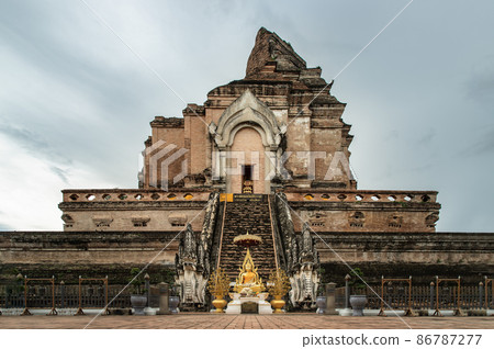 Ancient large pagoda at Wat Chedi Luang Varavihara. 86787277