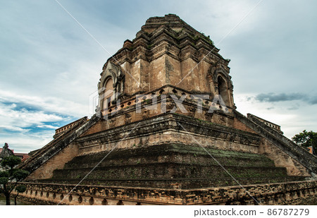 Ancient large pagoda at Wat Chedi Luang Varavihara. 86787279