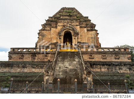 Ancient large pagoda at Wat Chedi Luang Varavihara. 86787284