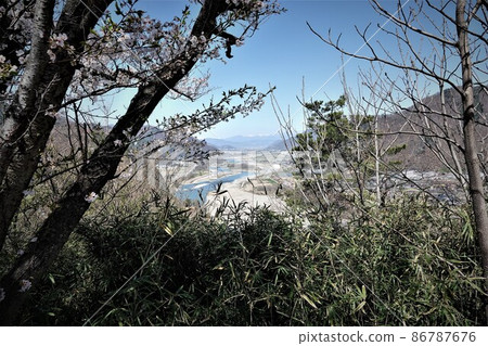 在長野縣上田市引人注目的半過度岩鼻是作為奇石而聞名的能量景點。千隈公園就在上面。 在長野縣上田市引人注目的半過度岩鼻是作為奇石而聞名的能量景點。千隈公園就在上面。 86787676