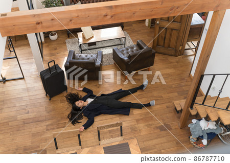 A bird's-eye view of a young woman who enters a rental space hotel, lays down and relaxes 86787710