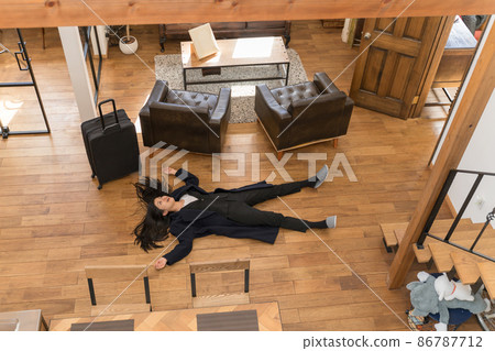 A bird's-eye view of a young woman who enters a rental space hotel, lays down and relaxes 86787712