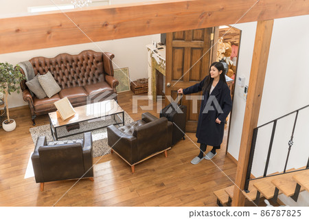 Rental space A bird's-eye view of a young woman entering a hotel with a suitcase (carry back) 86787825