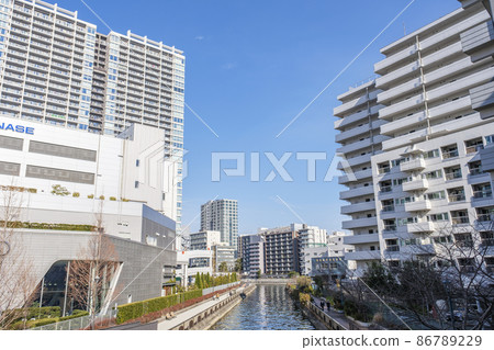 東京港區運河沿線的公寓和街道 東京港區運河沿線的公寓和街道 86789229