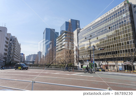 東京港區老海岸街竹芝橋對面竹芝運河沿岸的城市景觀 86789230