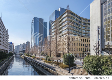 沿運河芝浦運河和建築物港區,東京的城市景觀 沿運河芝浦運河和建築物港區,東京的城市景觀 86789234