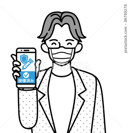 一個年輕人帶著智能手機微笑著顯示疫苗接種證書屏幕 86789278