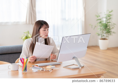 遠程學習的年輕女性 86789633