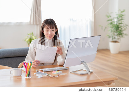 遠程學習的年輕女性 86789634