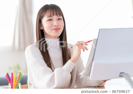遠程工作的年輕女子 86789637