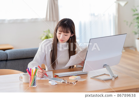 遠程工作的年輕女子 86789638