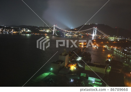 從門司港看關門橋的夜景 從門司港看關門橋的夜景 86789668