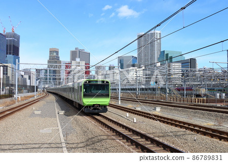 山手線 E235 系列列車和臥舖特快“日出瀨戶/出雲”在高輪門戶站 86789831