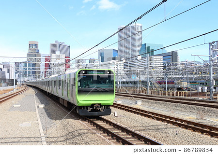 山手線 E235 系列列車和臥舖特快“日出瀨戶/出雲”在高輪門戶站 86789834