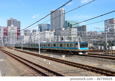 Keihin Tohoku Line E233 series and sleeper limited express "Sunrise Seto / Izumo" at Takanawa Gateway Station Keihin Tohoku Line E233 series and sleeper limited express "Sunrise Seto / Izumo" at Takanawa Gateway Station 86790026