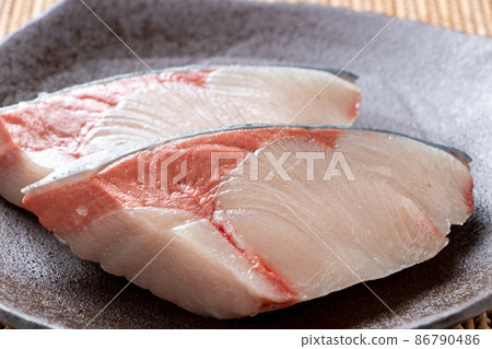黃尾魚片(生)。 黃尾魚片(生)。 86790486