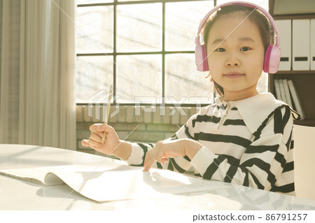 Children, study, elementary school students, headphones, education, class, worksheet, lesson, tutoring, elementary school, school, home, Korean Children, study, elementary school students, headphones, education, class, worksheet, lesson, tutoring, elementary school, school, home, Korean 86791257