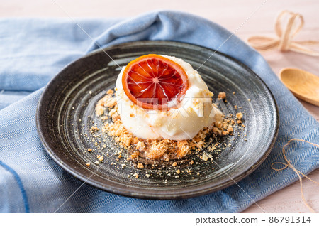 Rare cheese cake with compote Rare cheese cake with compote 86791314
