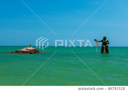Giant statue at Puek Tian Beach, Cha-am 86791528