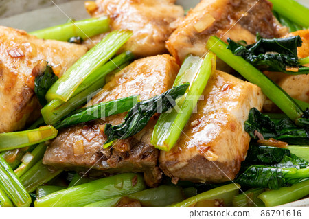 Stir-fried yellowtail and Japanese mustard spinach in oyster sauce. 86791616