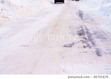 路邊積雪，道路寬度變窄的道路北海道 86791676