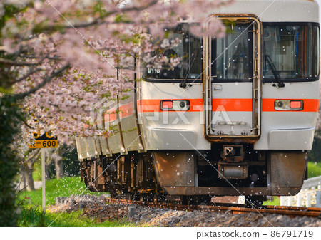 Kiha 25 running away leaving a snowstorm Kiha 25 running away leaving a snowstorm 86791719