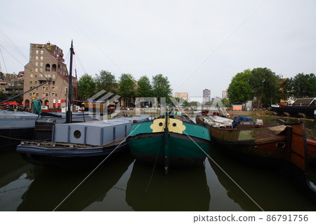 停在荷蘭鹿特丹的船 停在荷蘭鹿特丹的船 86791756