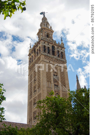 Giralda塔在塞維利亞大教堂裡 Giralda塔在塞維利亞大教堂裡 86792095