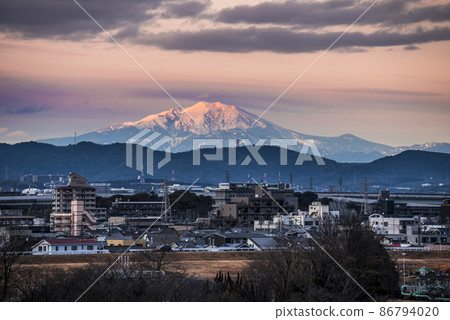 從名古屋市遠眺的御岳雪山 從名古屋市遠眺的御岳雪山 86794020