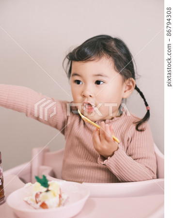 Children eating cake Children eating cake 86794308