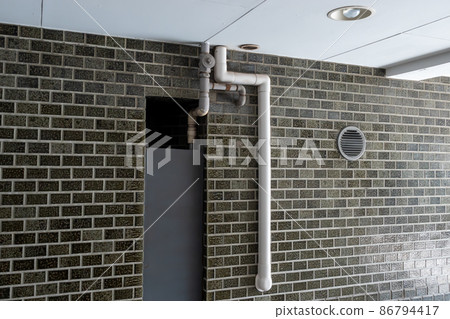 Mansion remodeling exposed water supply and drainage pipes 86794417