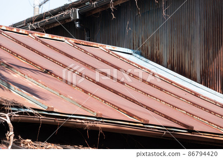 Dilapidated tin roof 86794420