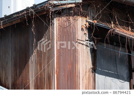 Dilapidated tin roof 86794421