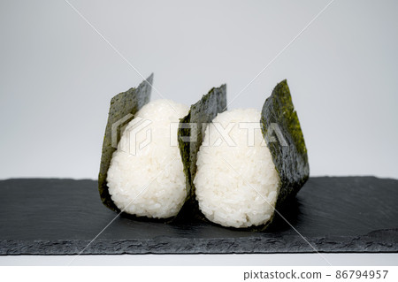 Tsuyahime from Yamagata, wrapped in seaweed to make rice balls, the grains stand up even when cooled and are delicious 86794957