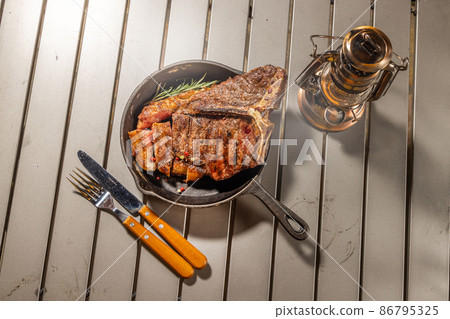 在營地戶外烤牛排 在營地戶外烤牛排 86795325